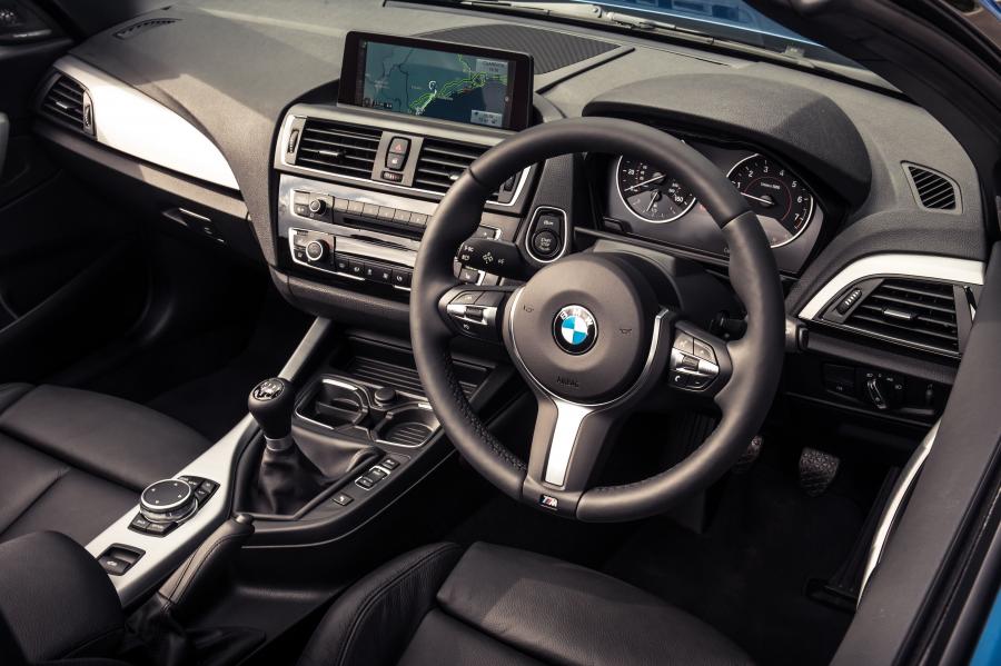  BMW M235i Convertible 2015 года  (UK) (фото 12 из 13)